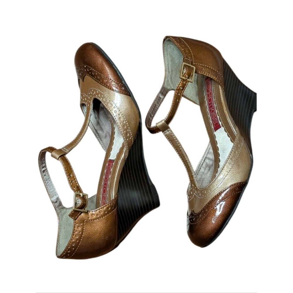 Vintage Hot Kiss 90s Y2K T-Strap Wedges size 6M Retro Brogue Wingtip metallic